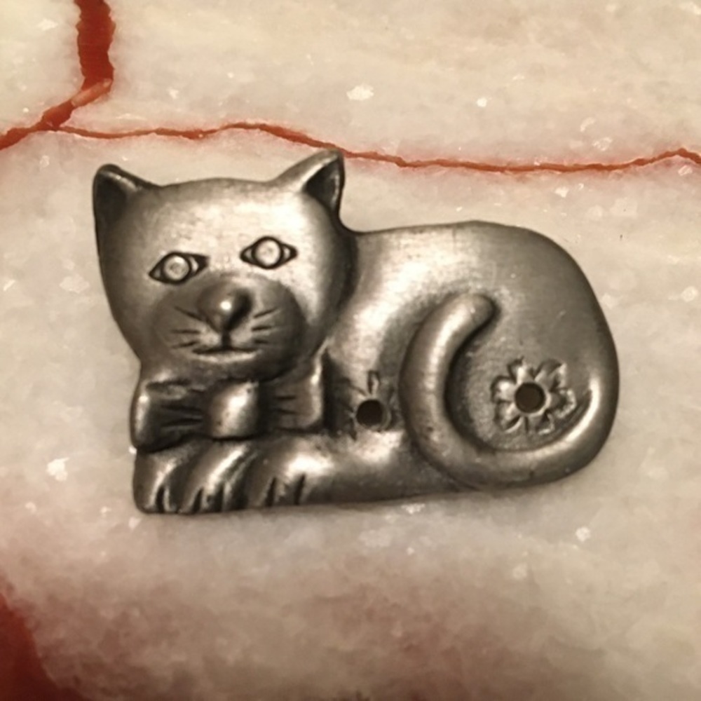 Cute Cat Pin Silvertone Metal Brooch - Picture 2 of 8